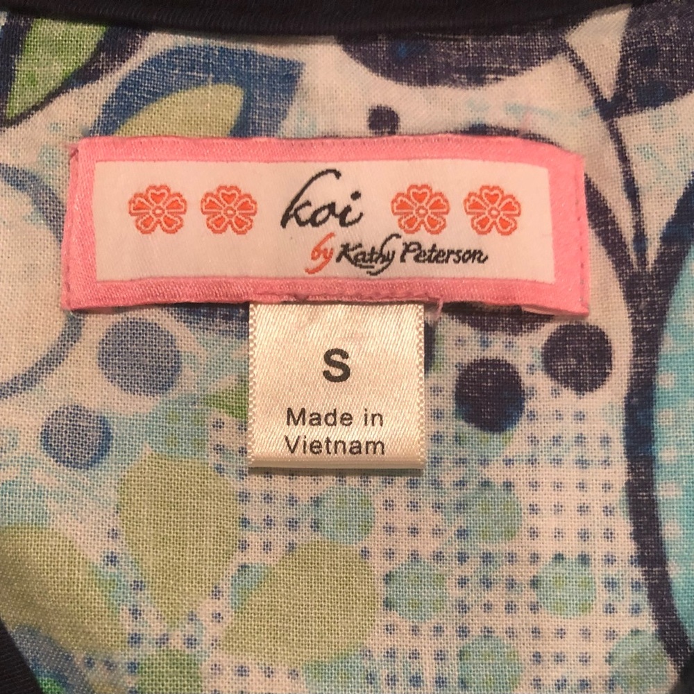 Kori brand floral scrub top size small. - Picture 3 of 3